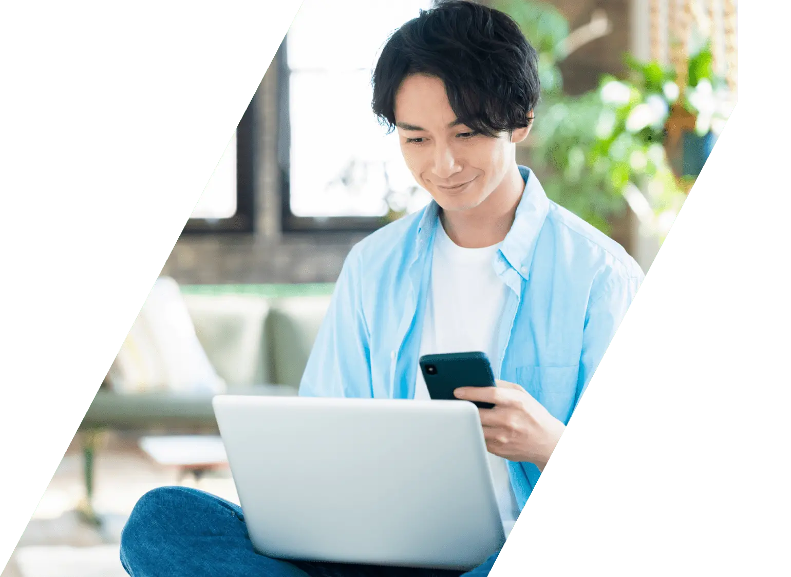 微笑む作業服を着た男性
